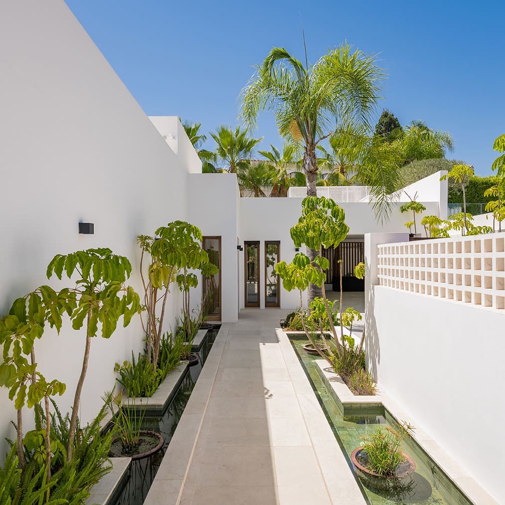 4 soverom Villa til salgs i Nueva Andalucia med svømmebasseng garasje - € 4 995 000 (Ref: 9957601)