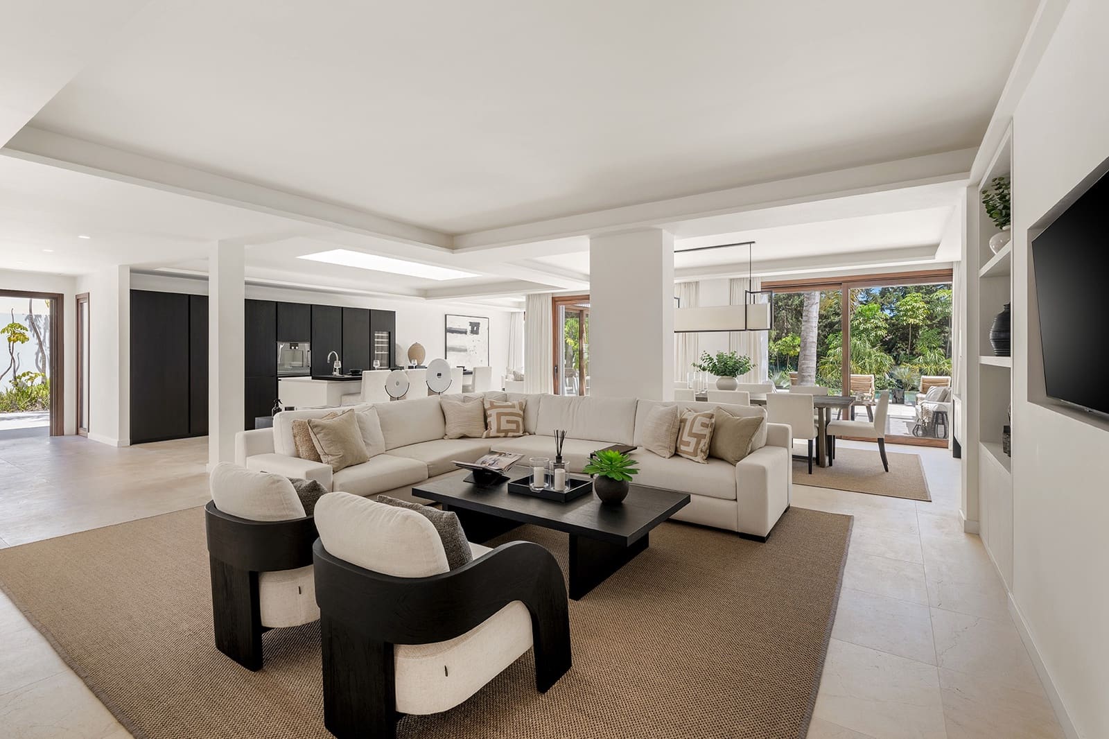 4 soverom Villa til salgs i Nueva Andalucia med svømmebasseng garasje - € 4 995 000 (Ref: 9957601)