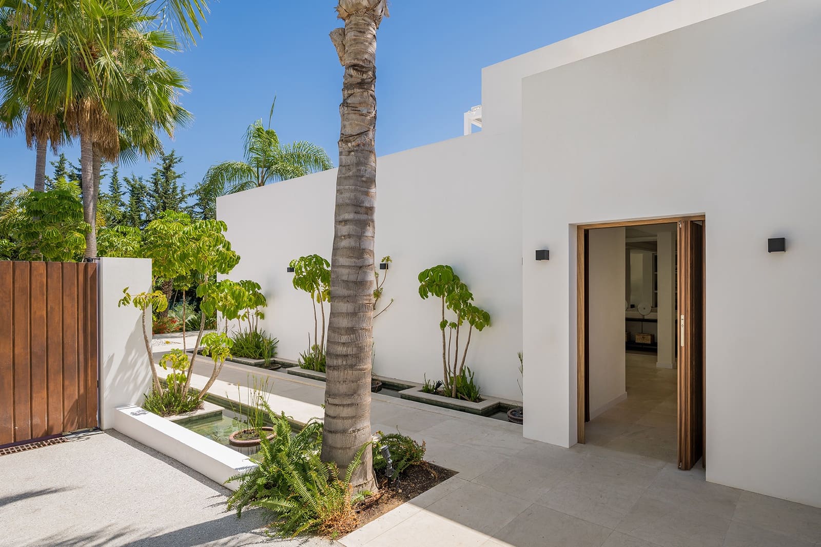 4 soverom Villa til salgs i Nueva Andalucia med svømmebasseng garasje - € 4 995 000 (Ref: 9957601)