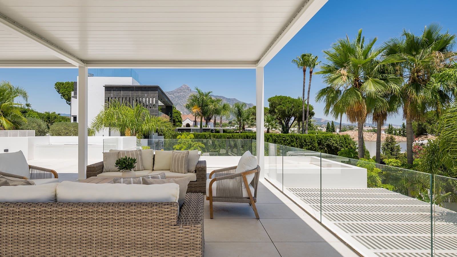 4 soverom Villa til salgs i Nueva Andalucia med svømmebasseng garasje - € 4 995 000 (Ref: 9957601)