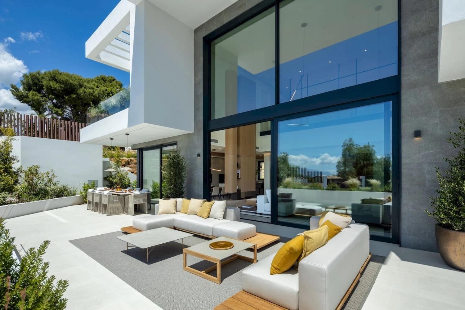 6 bedroom Villa for sale in Rio Real with pool garage - € 4,950,000 (Ref: 9957604)