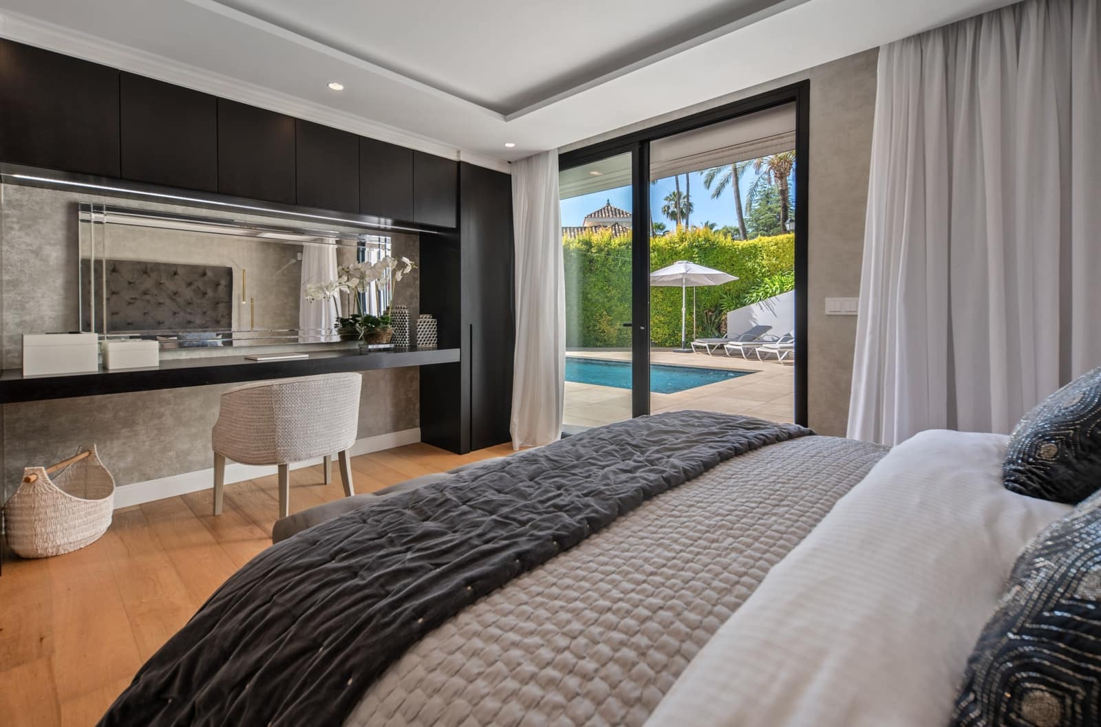 5 bedroom Villa for sale in Nueva Andalucia with pool - € 3,800,000 (Ref: 9976901)