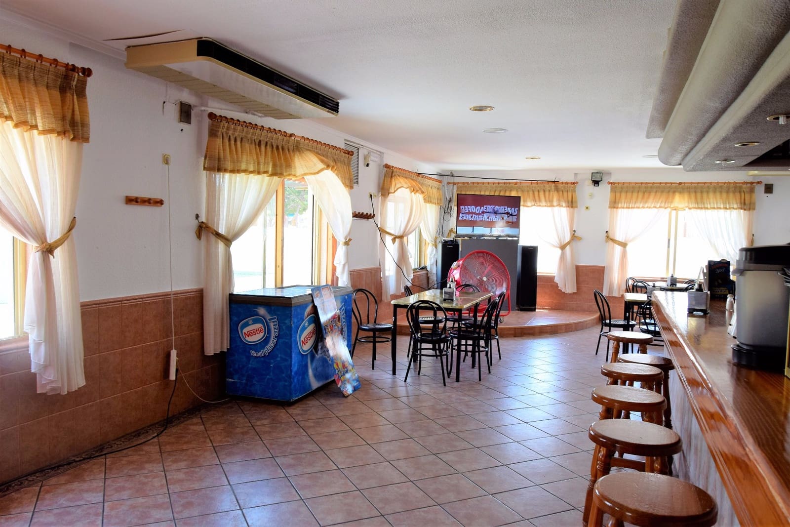 Bar/Restaurante de 1 habitación en La Marina en venta con piscina - 1.000.000 € (Ref: 3495100)