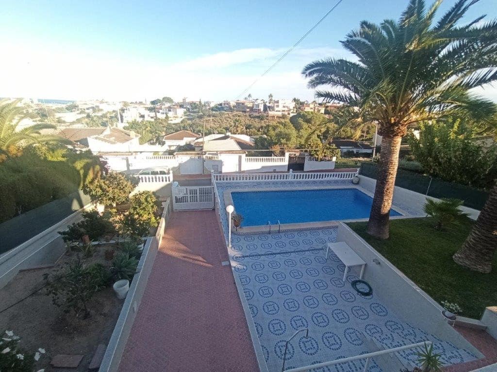 5 bedroom Villa for sale in Los Balcones with pool - € 590,000 (Ref: 6531799)