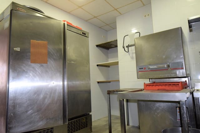 Commercial for sale in Guardamar Playa, Guardamar del Segura - € 155,500 (Ref: 7514060)