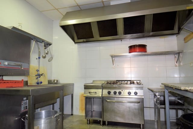 Commercial for sale in Guardamar Playa, Guardamar del Segura - € 155,500 (Ref: 7514060)