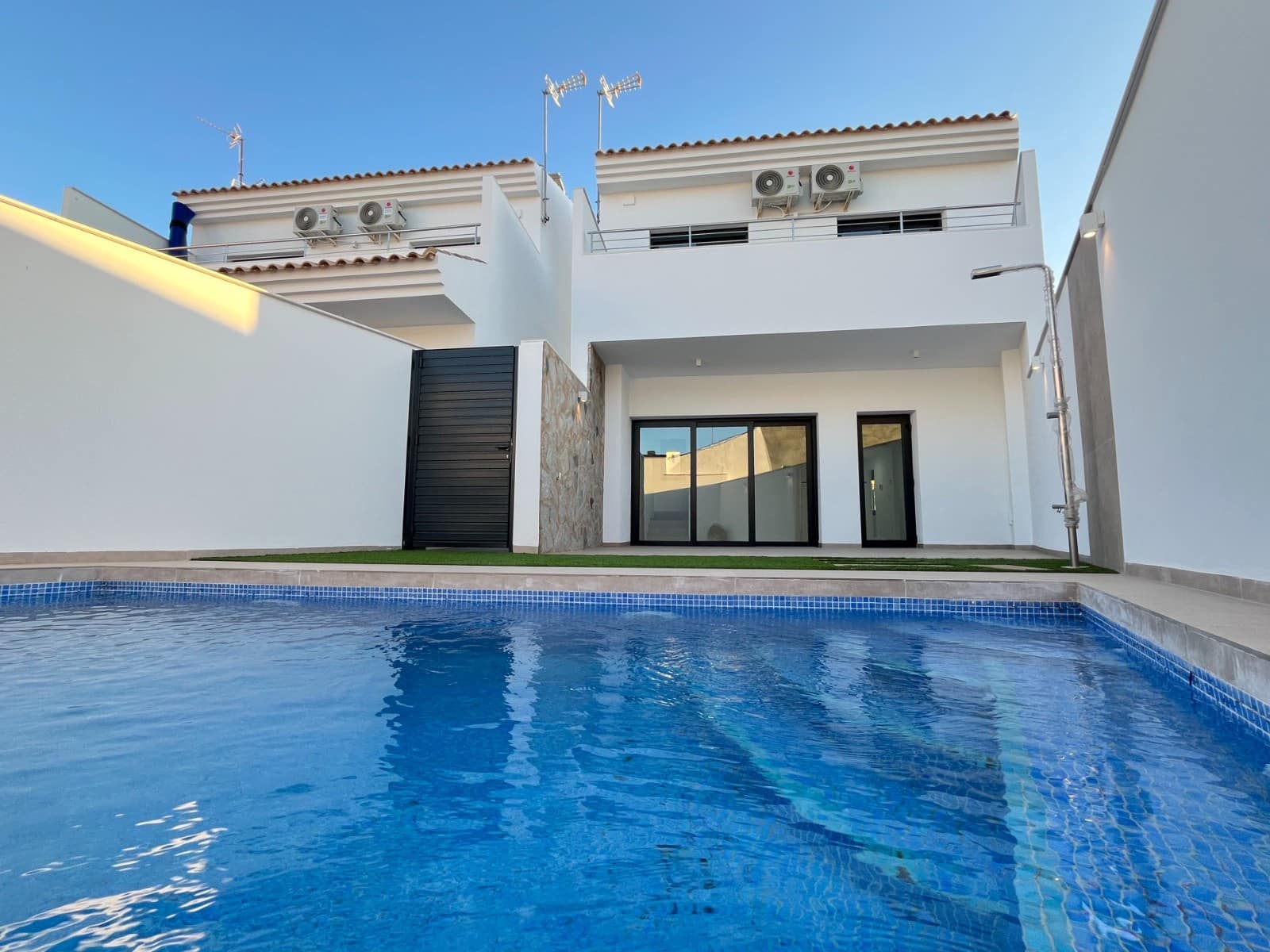 Chalet de 3 habitaciones en San Pedro del Pinatar en venta con piscina - 445.000 € (Ref: 8546278)