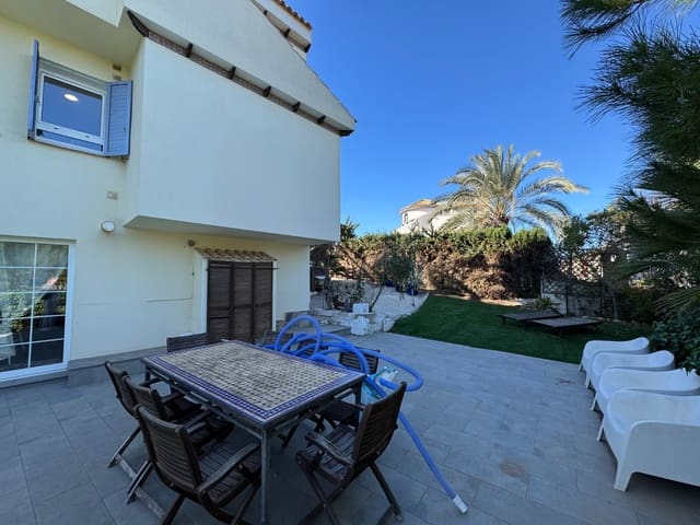 Chalet de 5 habitaciones en La Zenia, Orihuela en venta con piscina - 850.000 € (Ref: 8803869)