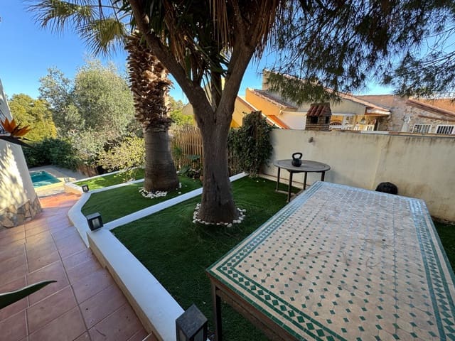 Chalet de 5 habitaciones en La Zenia, Orihuela en venta con piscina - 850.000 € (Ref: 8803869)