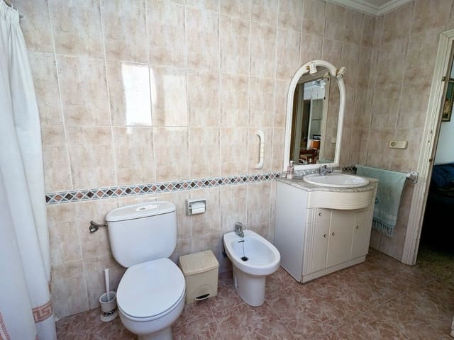 5 makuuhuone Omakotitalo myytävänä paikassa Zona Pueblo, Guardamar del Segura mukana 
autotalli - 289 900 € (Ref: 8906911)