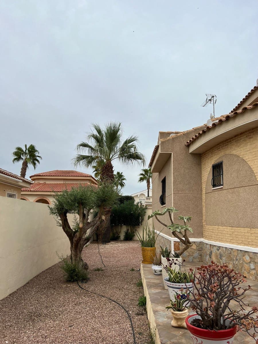 Chalet de 3 habitaciones en Benijófar en venta con piscina - 350.000 € (Ref: 8981917)