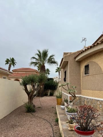 Chalet de 3 habitaciones en Benijófar en venta con piscina - 350.000 € (Ref: 8981917)