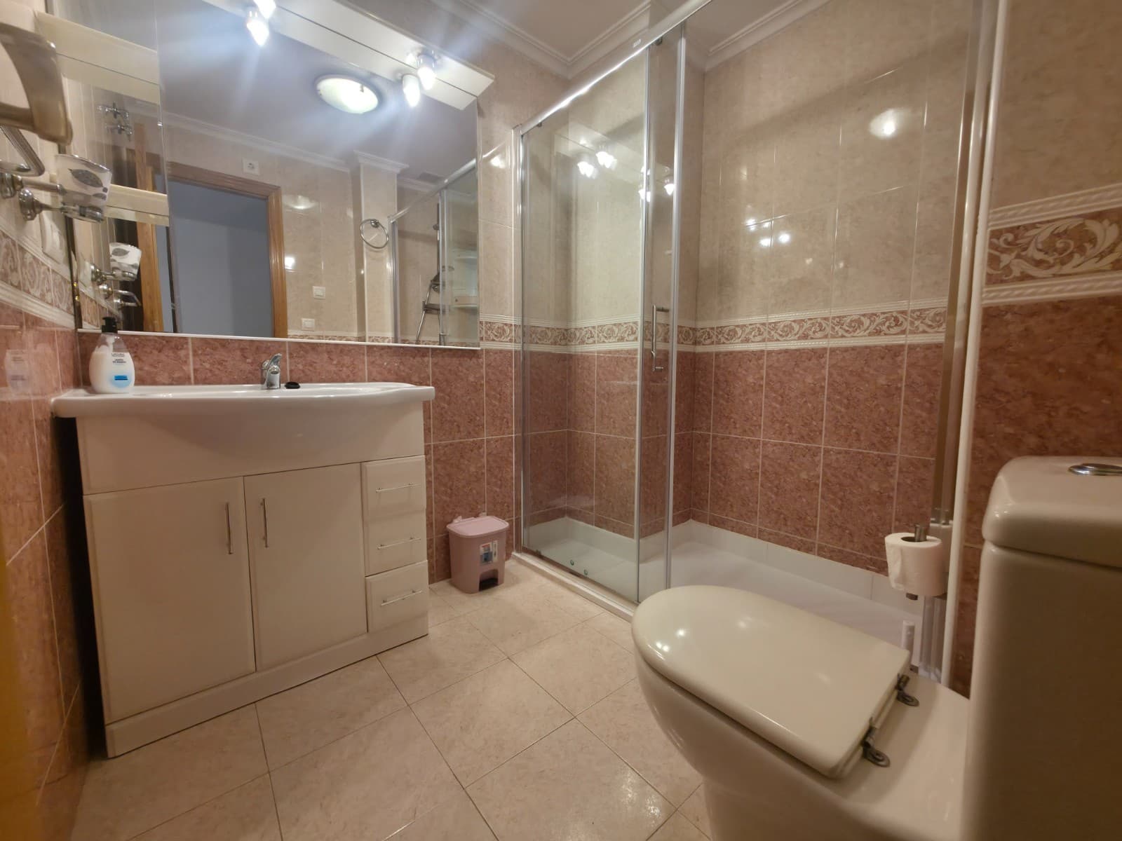 3 makuuhuone Huoneisto myytävänä paikassa Torrevieja mukana uima-altaan - 225 000 € (Ref: 9357697)