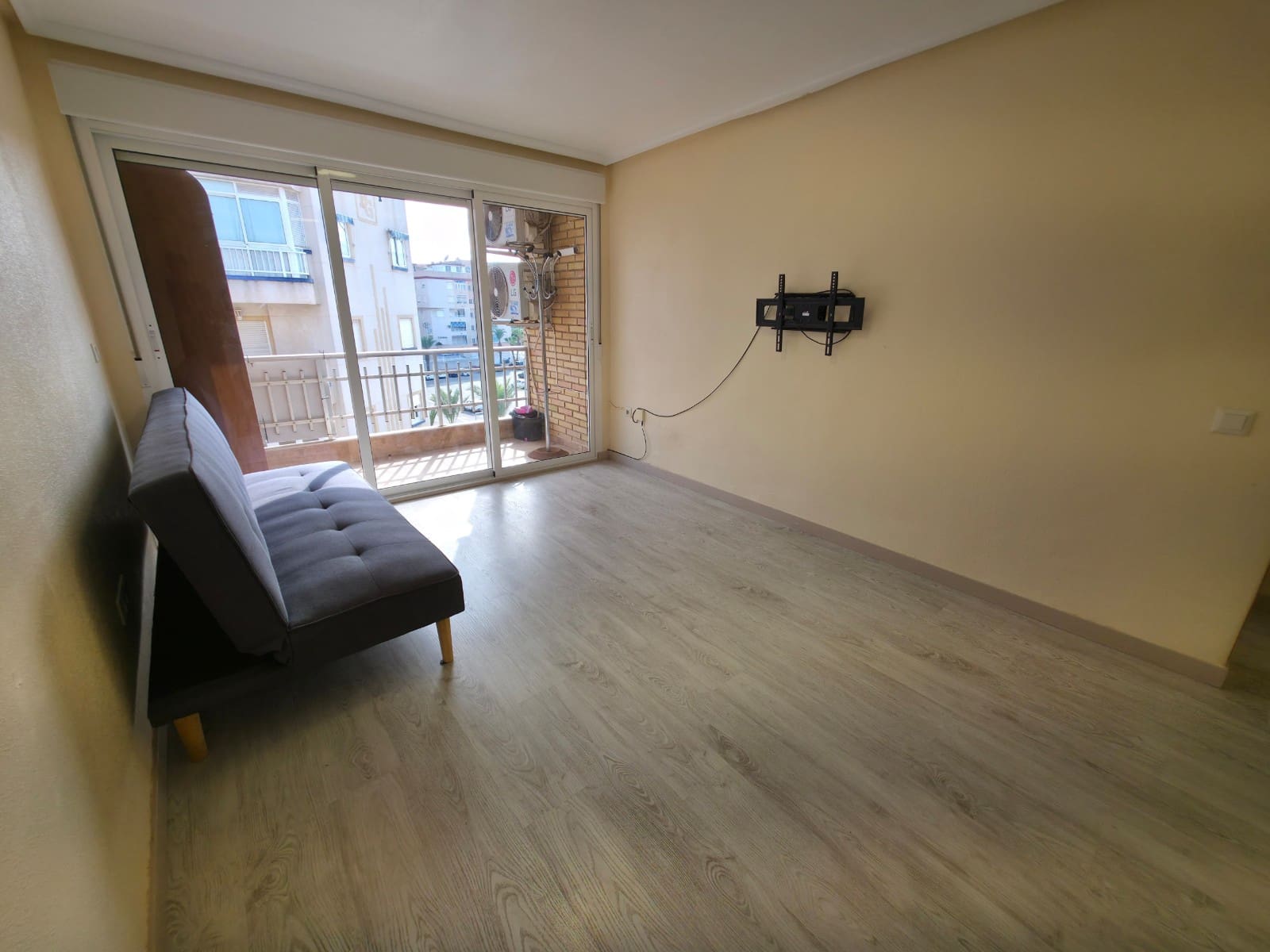 Apartamento de 3 habitaciones en Guardamar del Segura en venta - 159.900 € (Ref: 9438782)