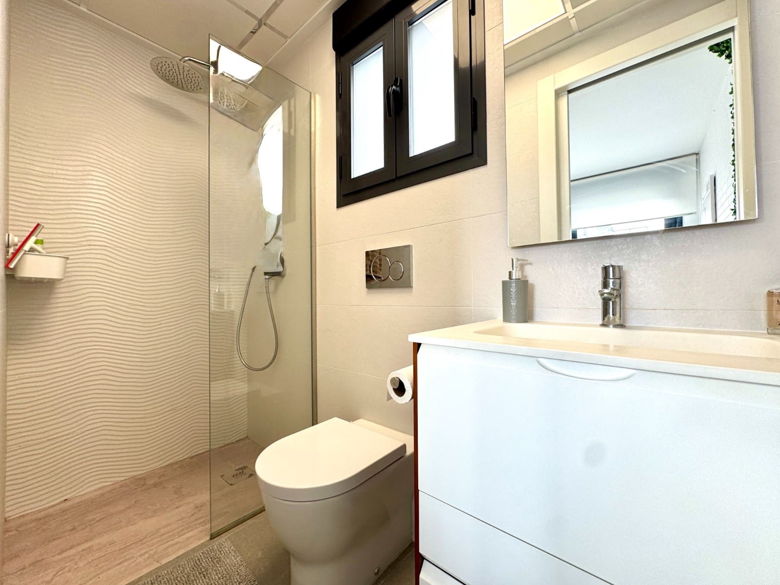 4 makuuhuone Paritalo myytävänä paikassa Guardamar del Segura mukana uima-altaan 
autotalli - 399 000 € (Ref: 9451467)