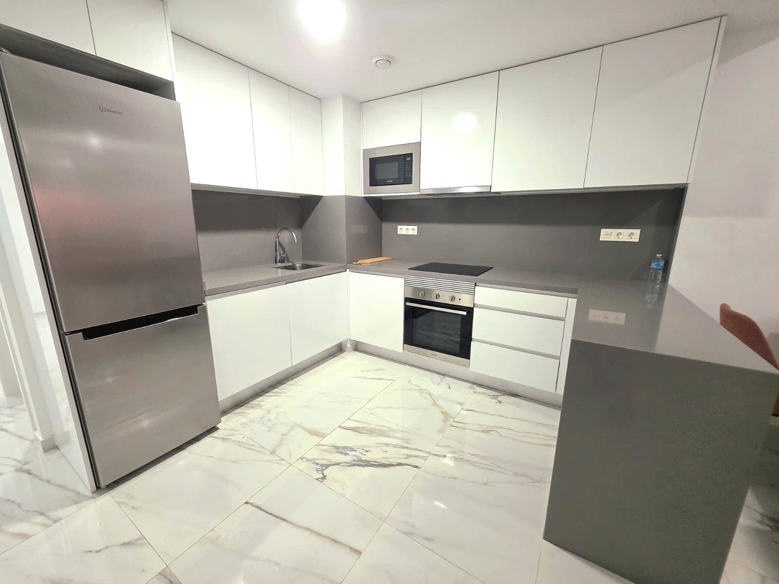 2 Zimmer Apartment zu verkaufen in Torrevieja mit Pool - 300.000 € (Ref: 9833054)