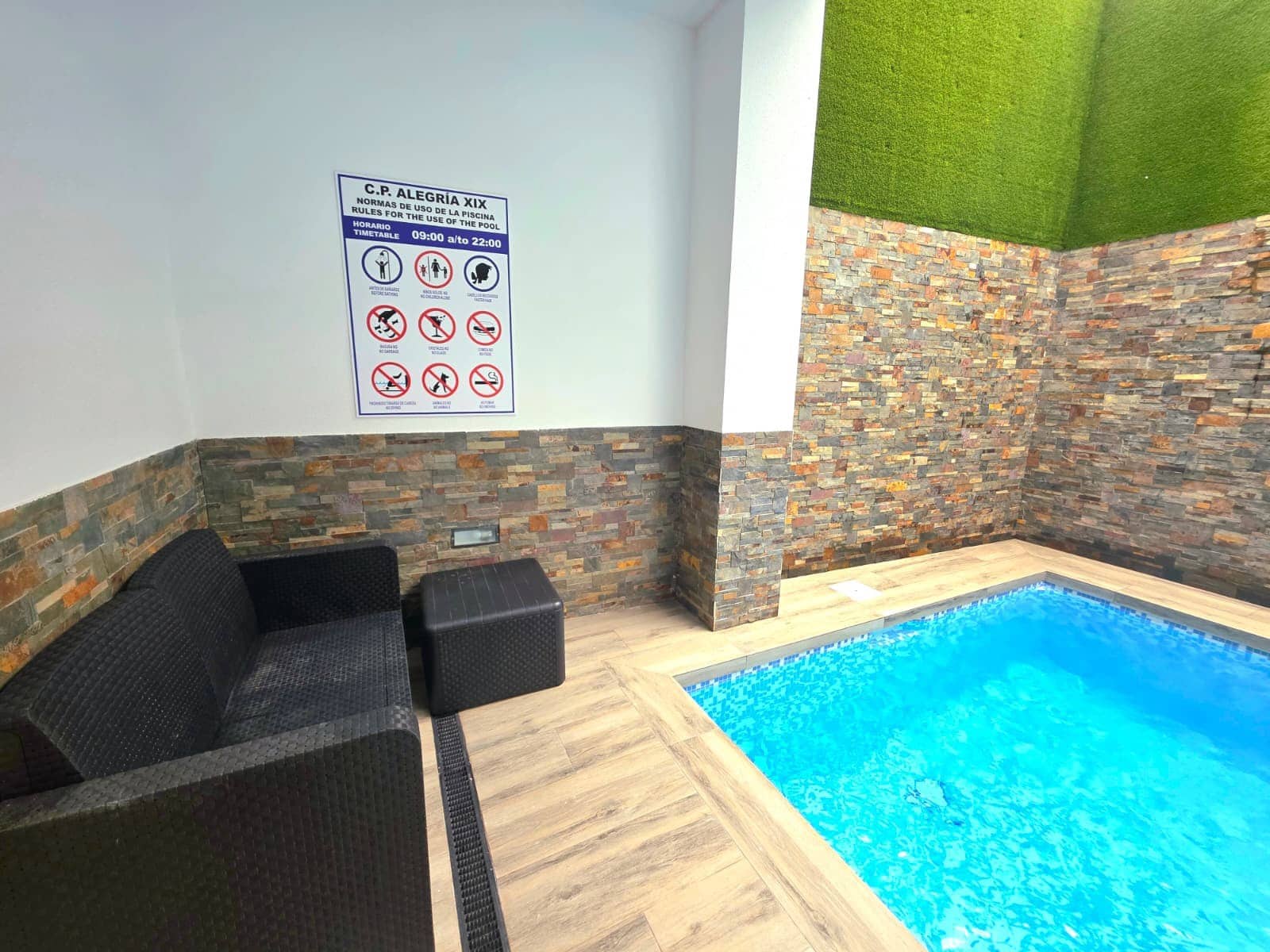 2 Zimmer Apartment zu verkaufen in Torrevieja mit Pool - 300.000 € (Ref: 9833054)