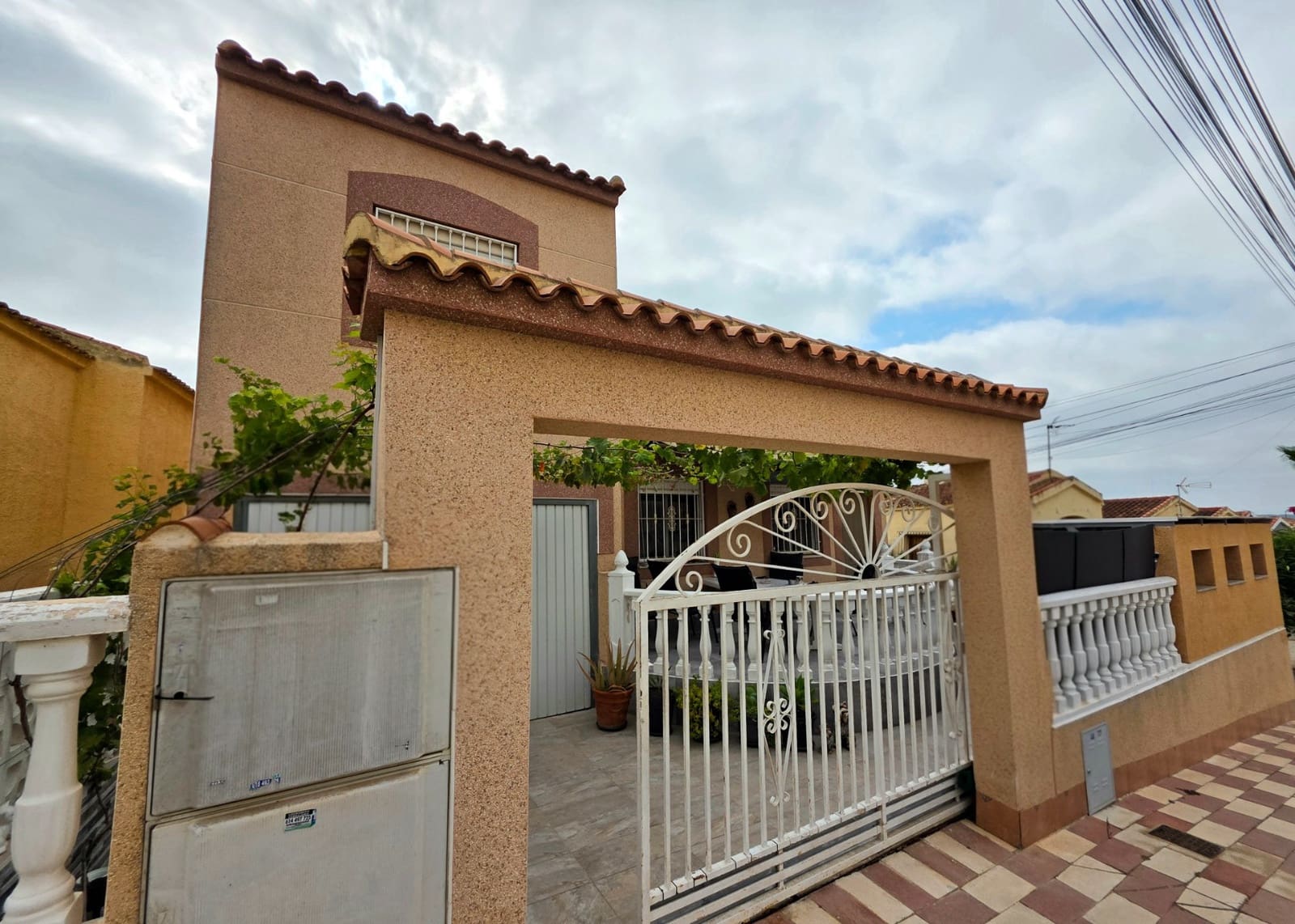 5 makuuhuone Huvila myytävänä paikassa La Marina mukana uima-altaan - 338 000 € (Ref: 9883404)
