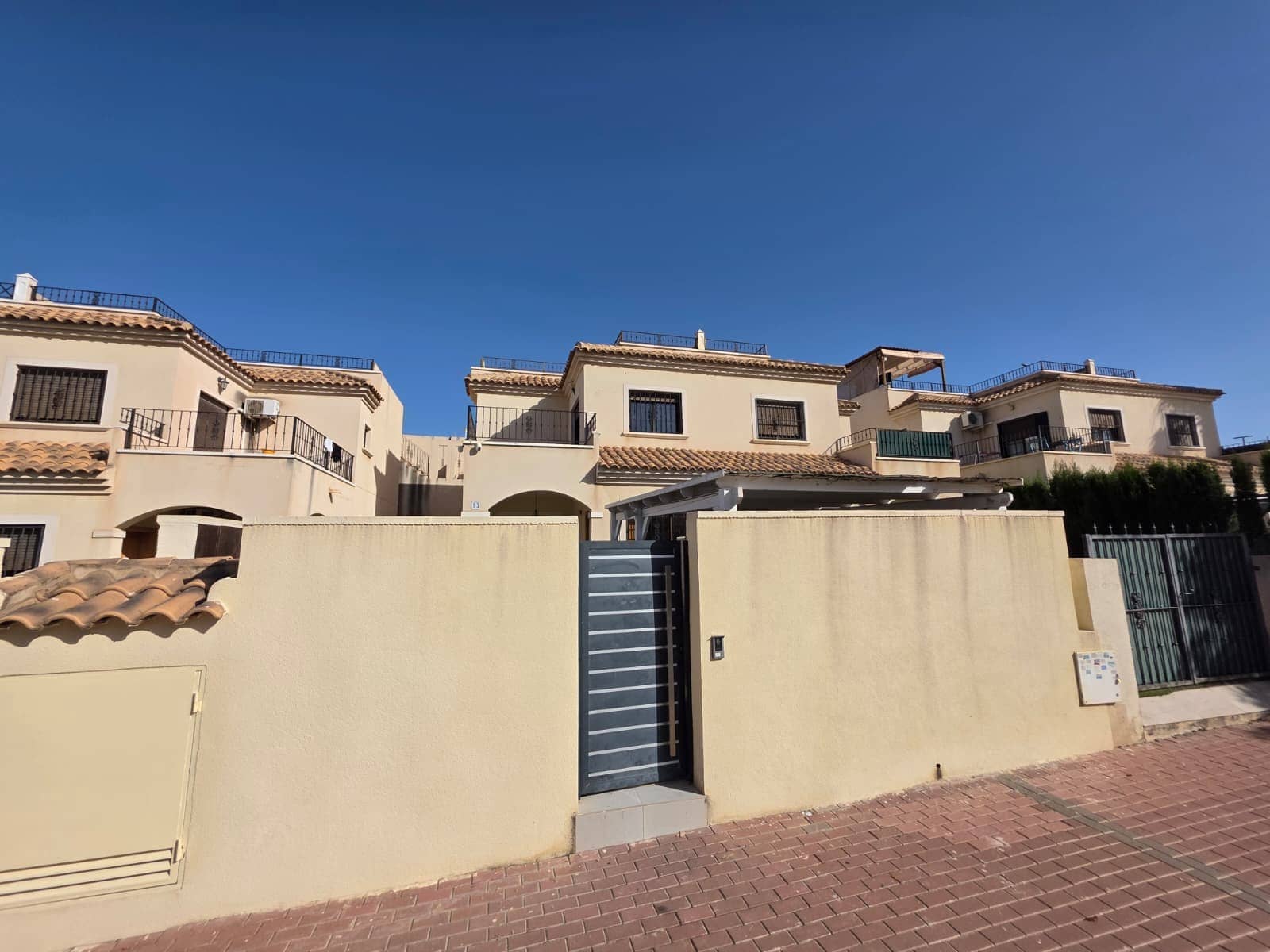 4 slaapkamer Villa te koop in Torrevieja met zwembad - € 299.000 (Ref: 9909784)