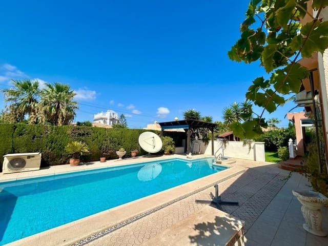 Chalet de 3 habitaciones en Cabo Roig, Orihuela en venta con piscina - 790.000 € (Ref: 9989401)