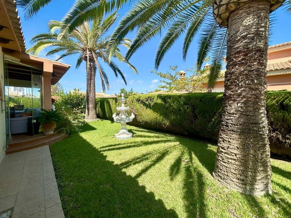 3 slaapkamer Villa te koop in Cabo Roig met zwembad - € 790.000 (Ref: 9989401)