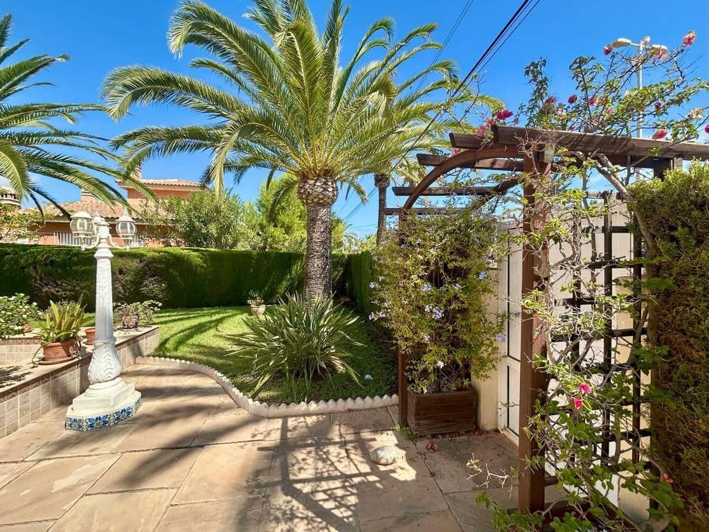 3 slaapkamer Villa te koop in Cabo Roig met zwembad - € 790.000 (Ref: 9989401)