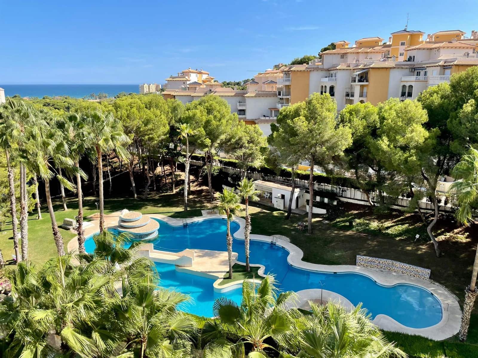 2 bedroom Apartment for sale in Dehesa de Campoamor, Orihuela with pool