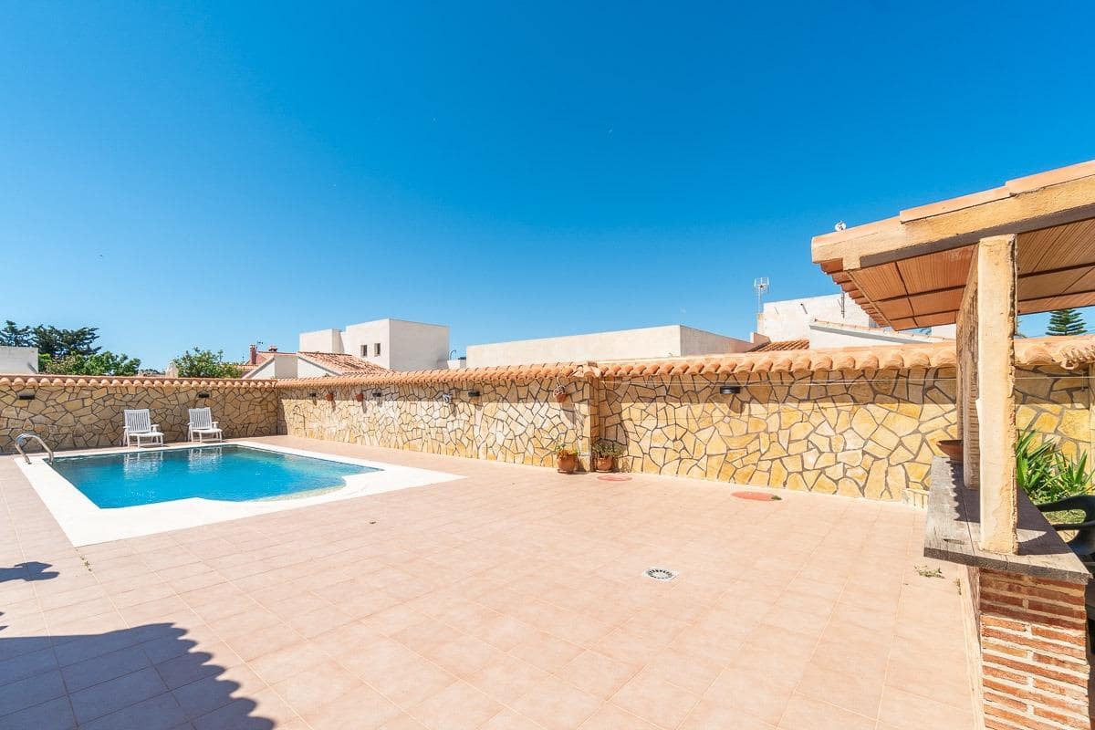 4 soverom Villa til salgs i Torrevieja med svømmebasseng garasje - € 530 000 (Ref: 10009254)