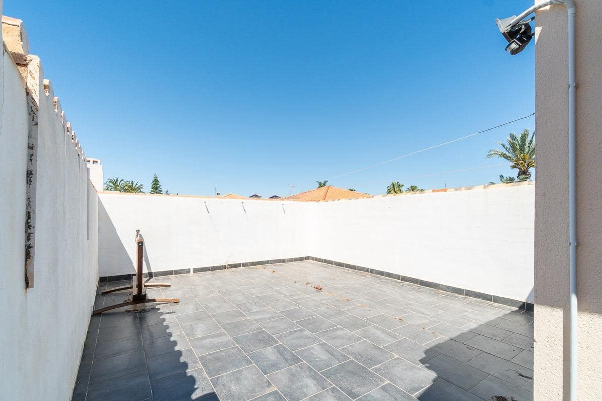 4 soverom Villa til salgs i Torrevieja med svømmebasseng garasje - € 530 000 (Ref: 10009254)