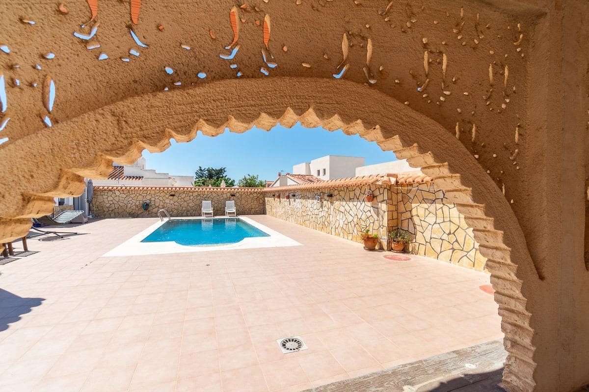 4 soverom Villa til salgs i Torrevieja med svømmebasseng garasje - € 530 000 (Ref: 10009254)