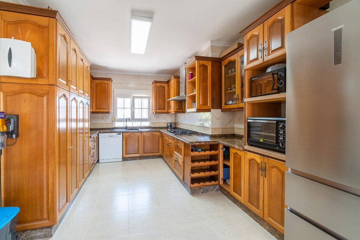 4 soverom Villa til salgs i Torrevieja med svømmebasseng garasje - € 530 000 (Ref: 10009254)