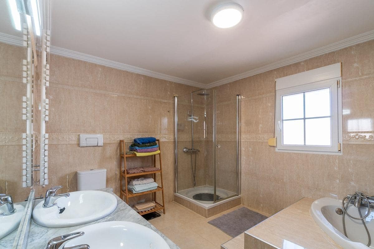 4 soverom Villa til salgs i Torrevieja med svømmebasseng garasje - € 530 000 (Ref: 10009254)
