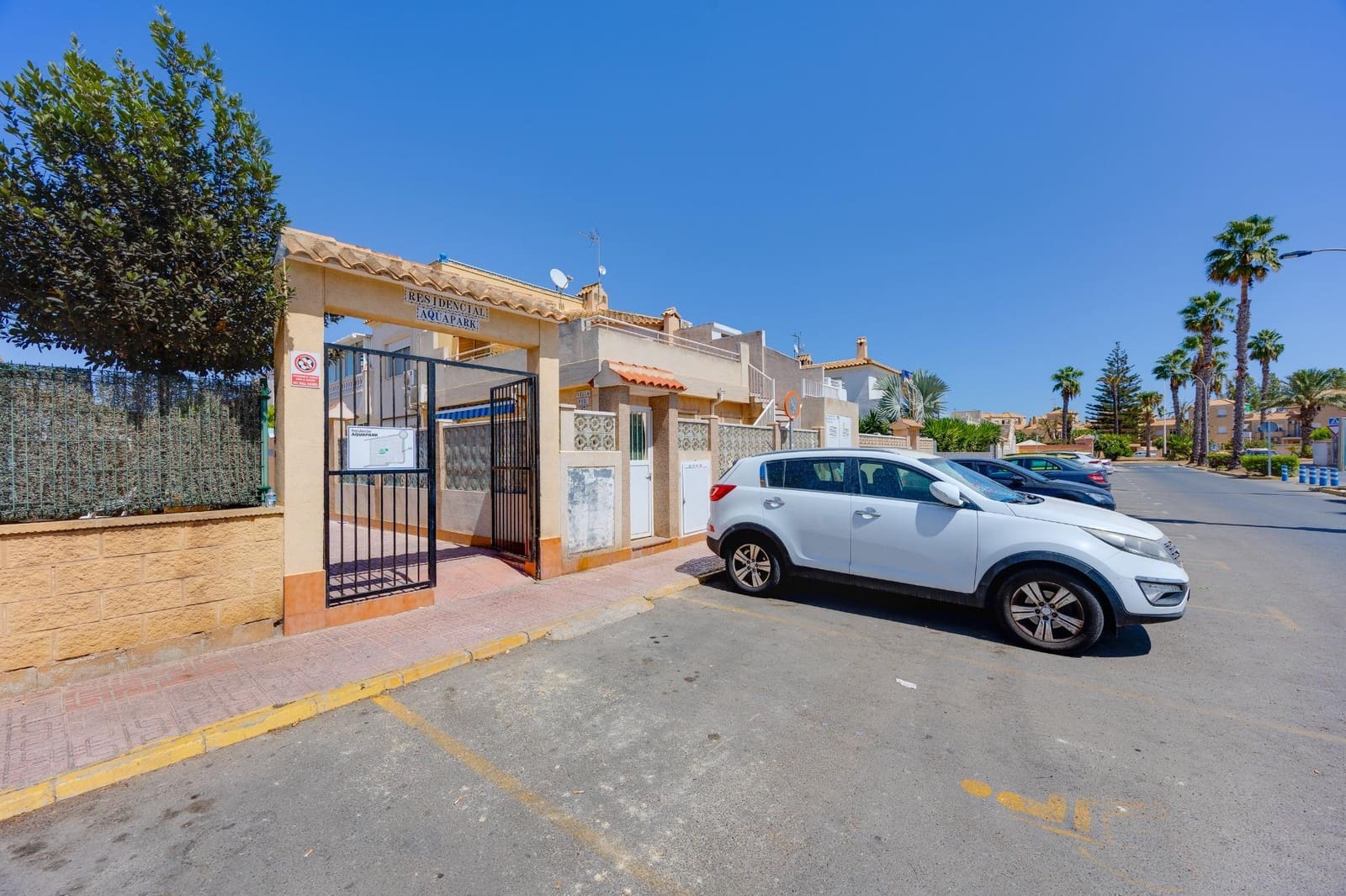 3 bedroom Terraced Villa for sale in Torrevieja with pool - € 169,990 (Ref: 10043193)