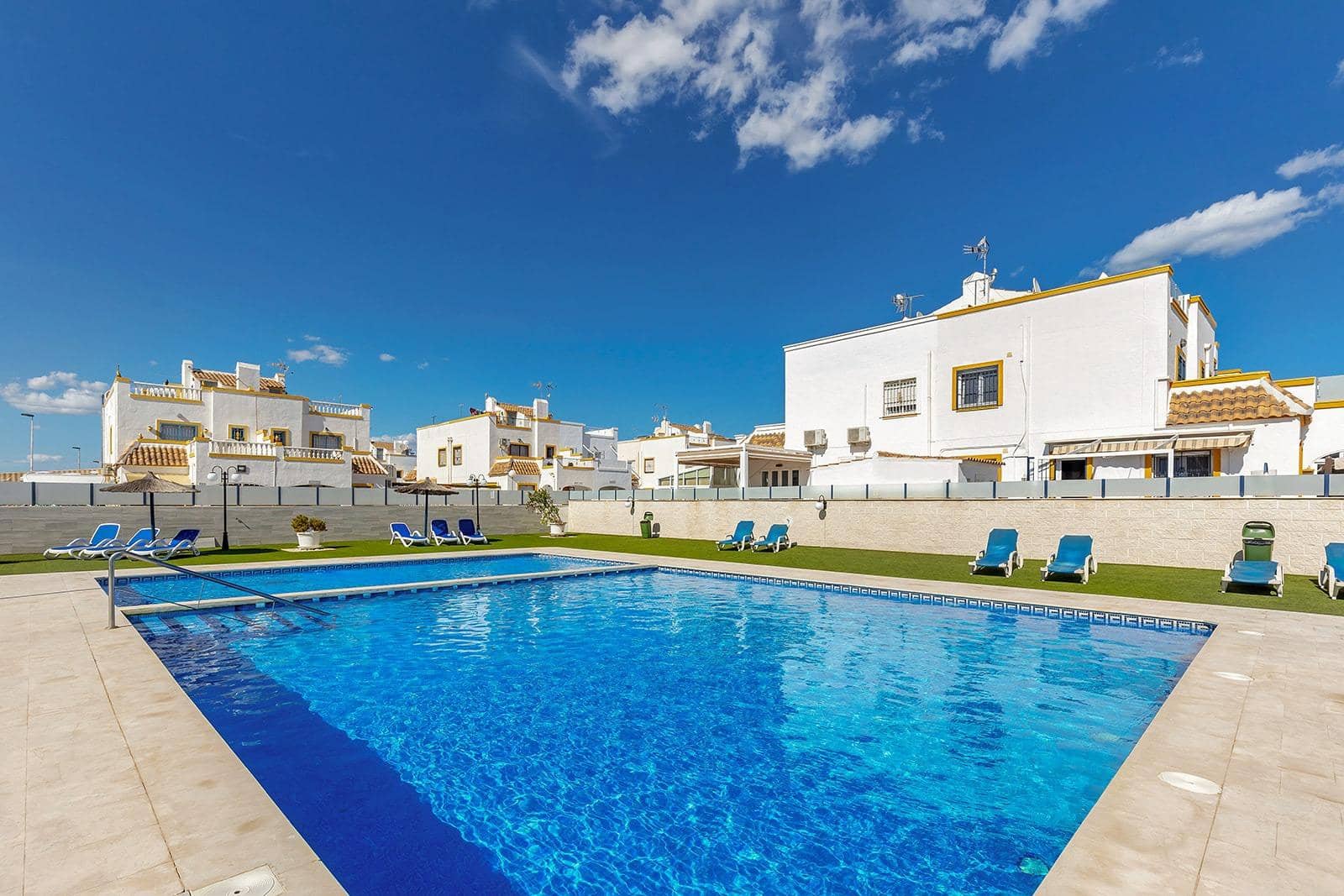 3 quarto Moradia em Banda para venda em Torrevieja com piscina - 249 000 € (Ref: 10055495)