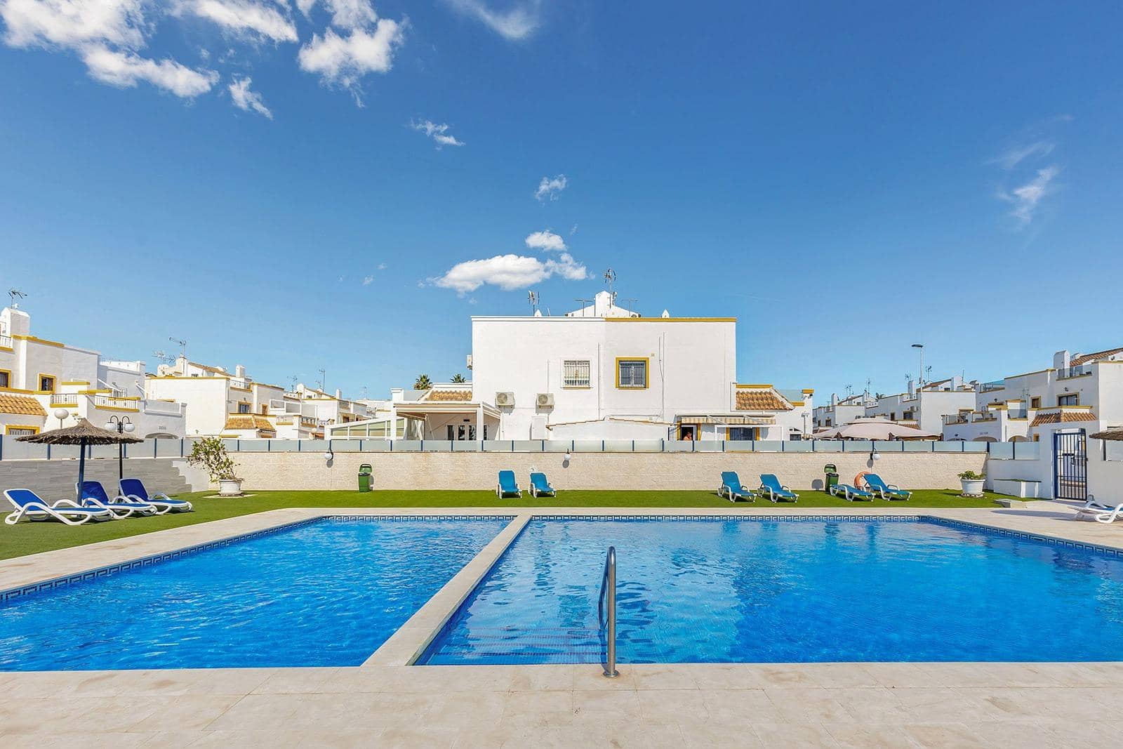 3 quarto Moradia em Banda para venda em Torrevieja com piscina - 249 000 € (Ref: 10055495)