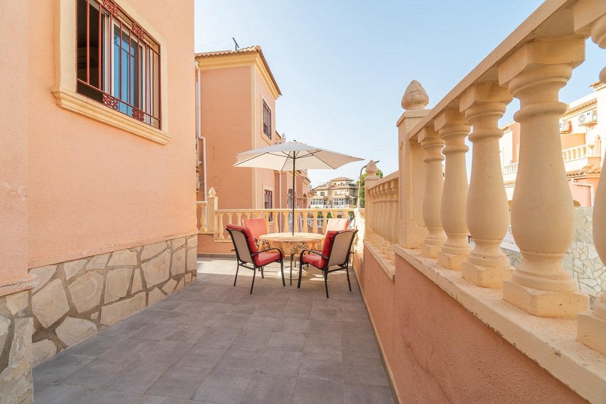 Adosado de 3 habitaciones en La Zenia en venta con piscina - 225.000 € (Ref: 10081127)
