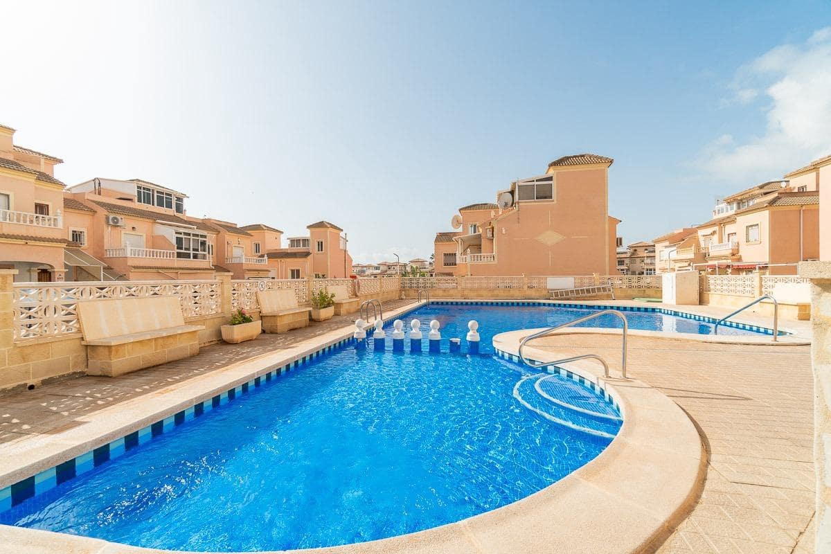 Adosado de 3 habitaciones en La Zenia en venta con piscina - 225.000 € (Ref: 10081127)