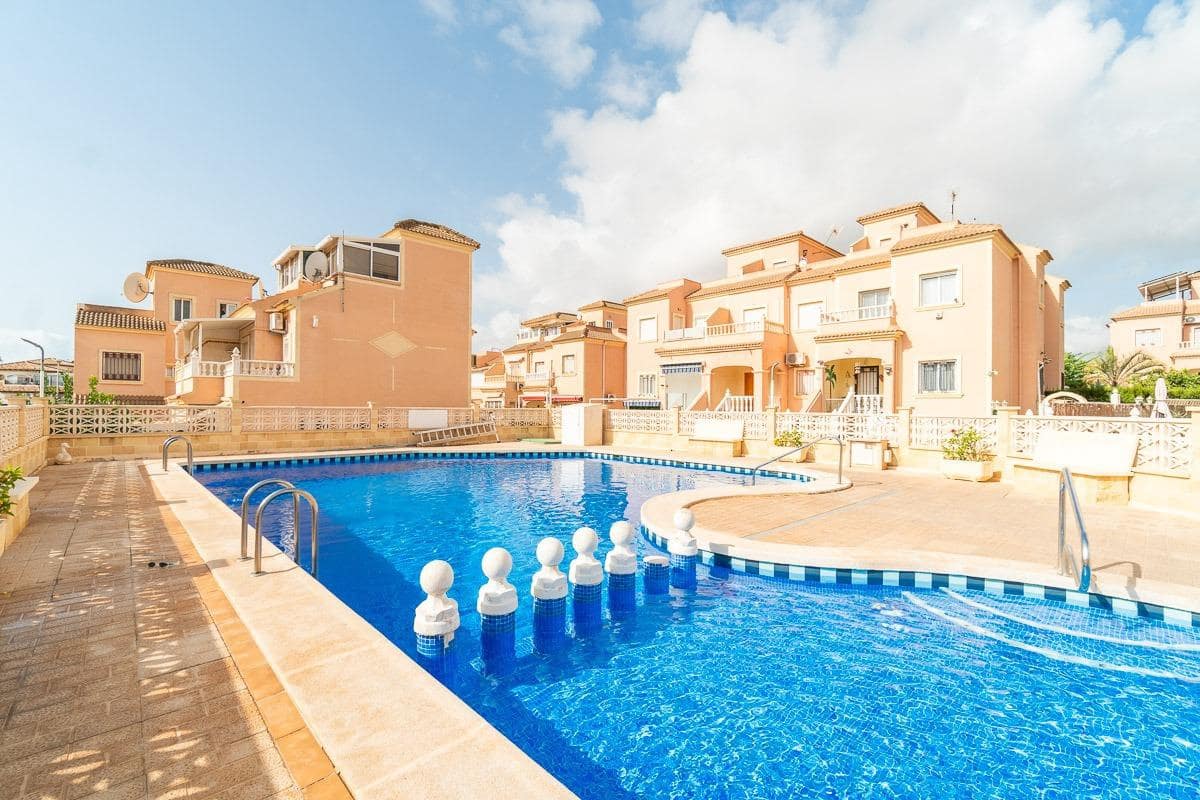 Adosado de 3 habitaciones en La Zenia en venta con piscina - 225.000 € (Ref: 10081127)