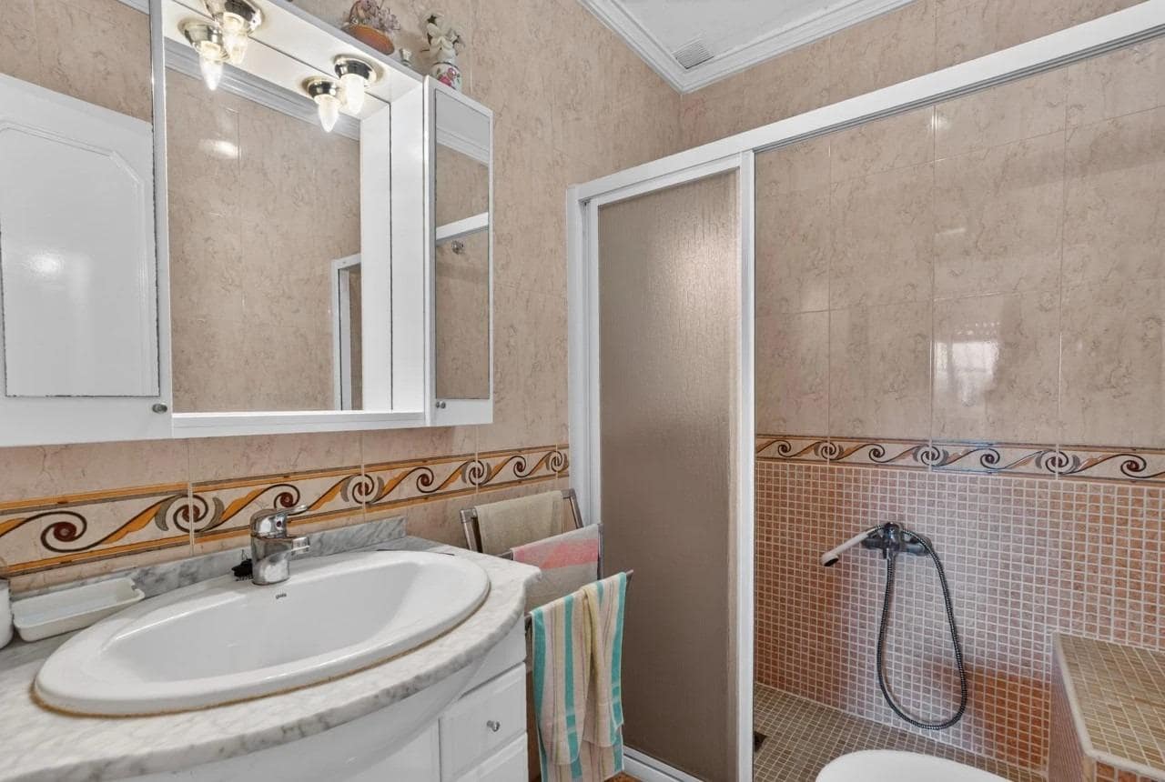 3 makuuhuone Bungalow myytävänä paikassa Torrevieja mukana uima-altaan - 184 000 € (Ref: 10136010)