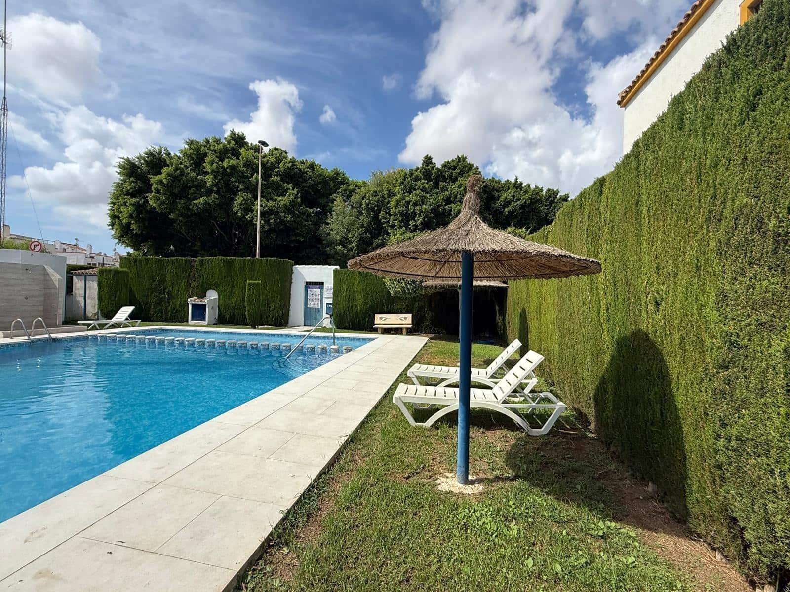 Bungalow de 2 habitaciones en Torrevieja en venta con piscina - 139.900 € (Ref: 10173868)