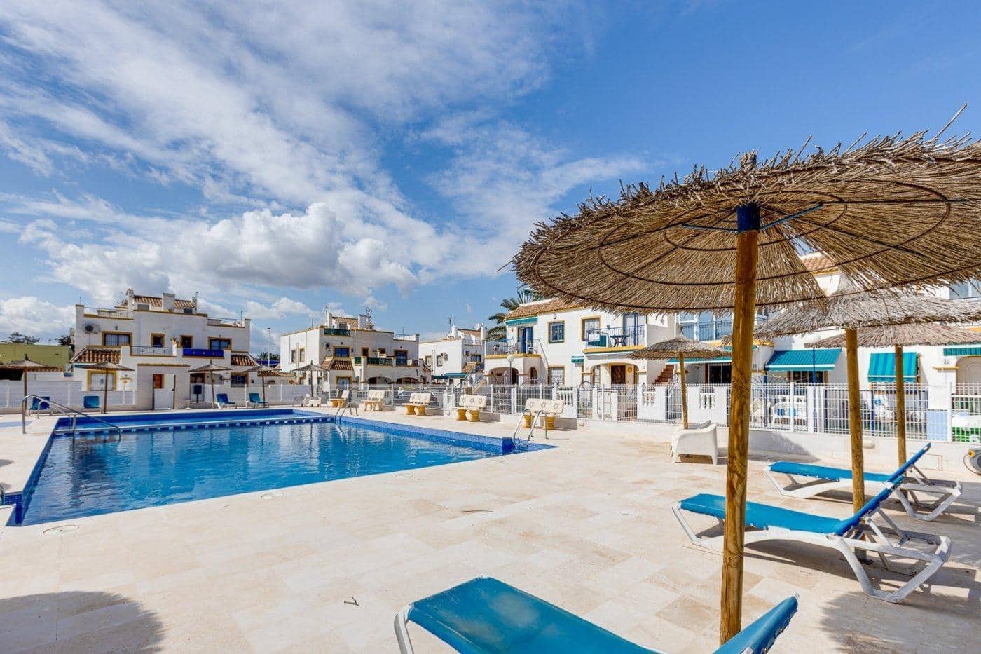 3 sypialnia Dom szeregowy na sprzedaż w Torrevieja z basenem - 210 000 € (Ref: 9335235)