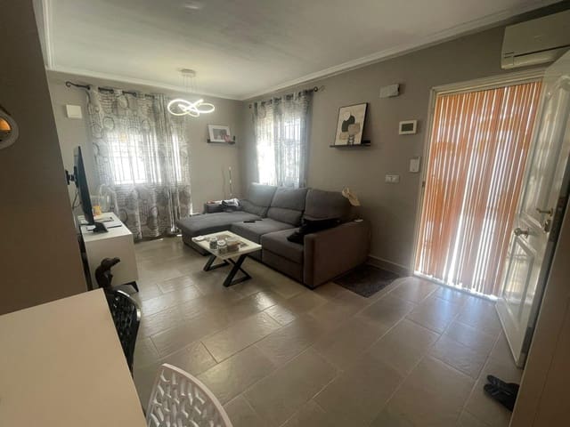 Adosado de 3 habitaciones en Torrevieja en venta con piscina - 210.000 € (Ref: 9335235)