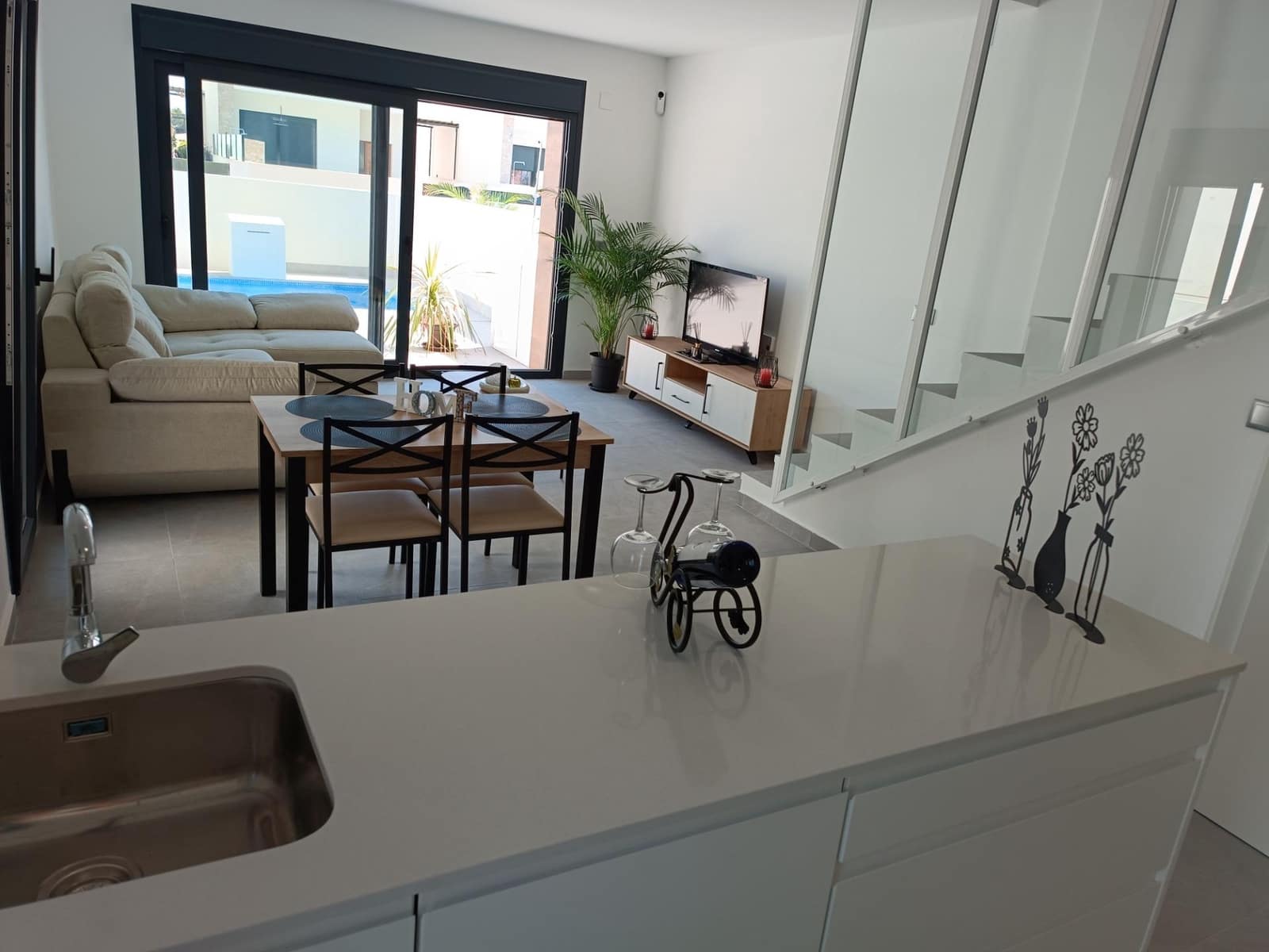 3 soveværelse Rækkehus til salg i Daya Nueva med swimmingpool - € 299.000 (Ref: 9337858)