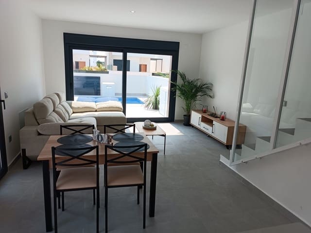 3 soveværelse Rækkehus til salg i Daya Nueva med swimmingpool - € 317.000 (Ref: 9337858)