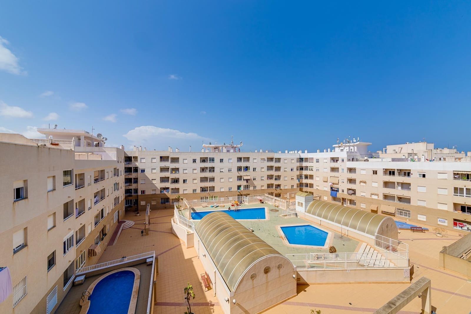 Apartamento de 2 habitaciones en Torrevieja en venta con piscina garaje - 134.900 € (Ref: 9349410)
