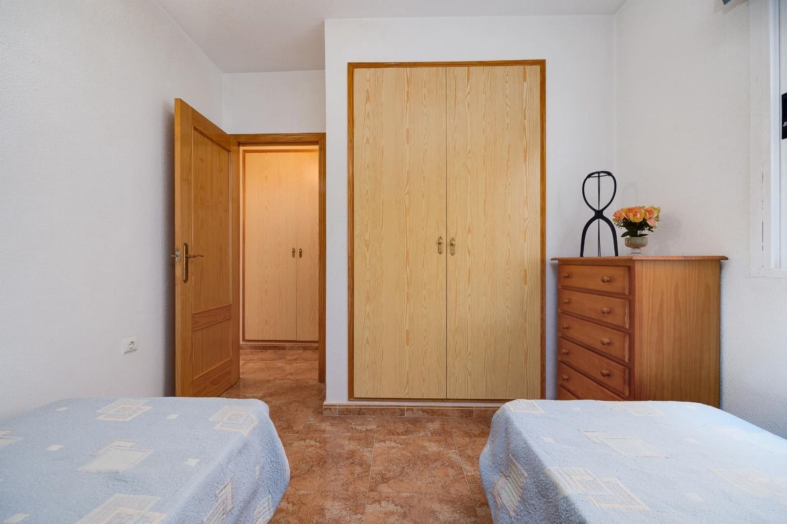 Apartamento de 2 habitaciones en Torrevieja en venta con piscina garaje - 134.900 € (Ref: 9349410)