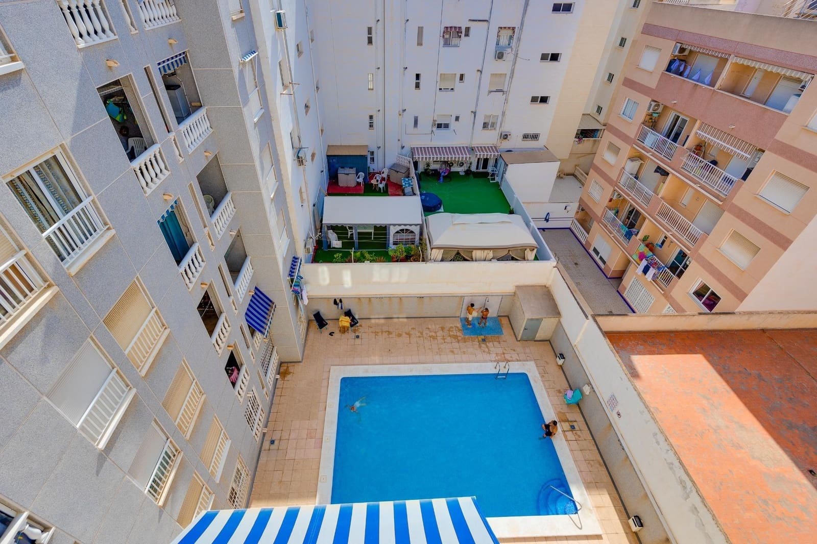 Studio til salg i Torrevieja med swimmingpool - € 84.900 (Ref: 9362522)