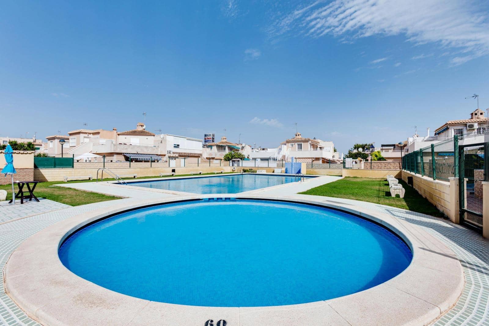 Adosado de 4 habitaciones en Torrevieja en venta con piscina - 159.000 € (Ref: 9379262)