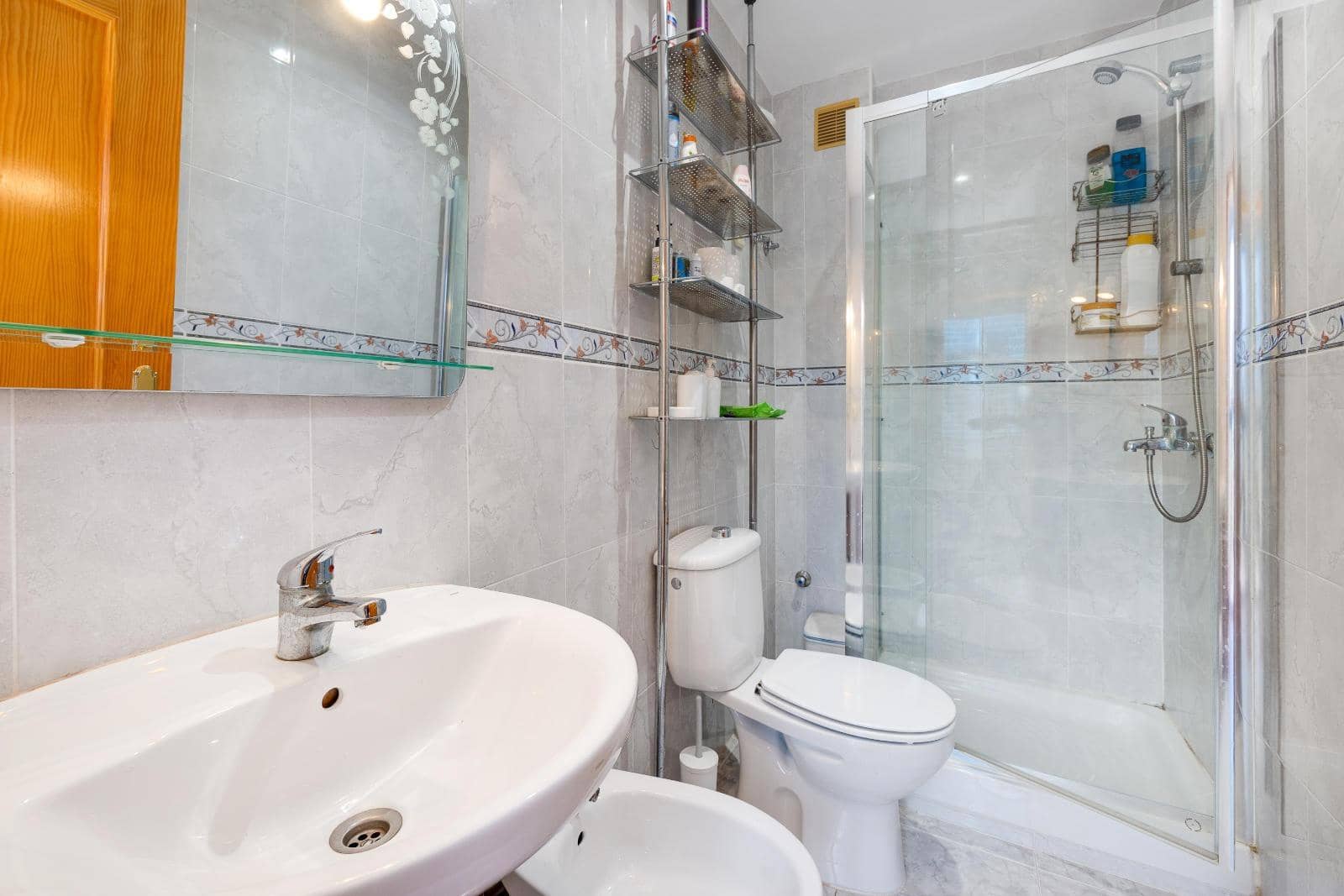 Adosado de 4 habitaciones en Torrevieja en venta con piscina - 159.000 € (Ref: 9379262)