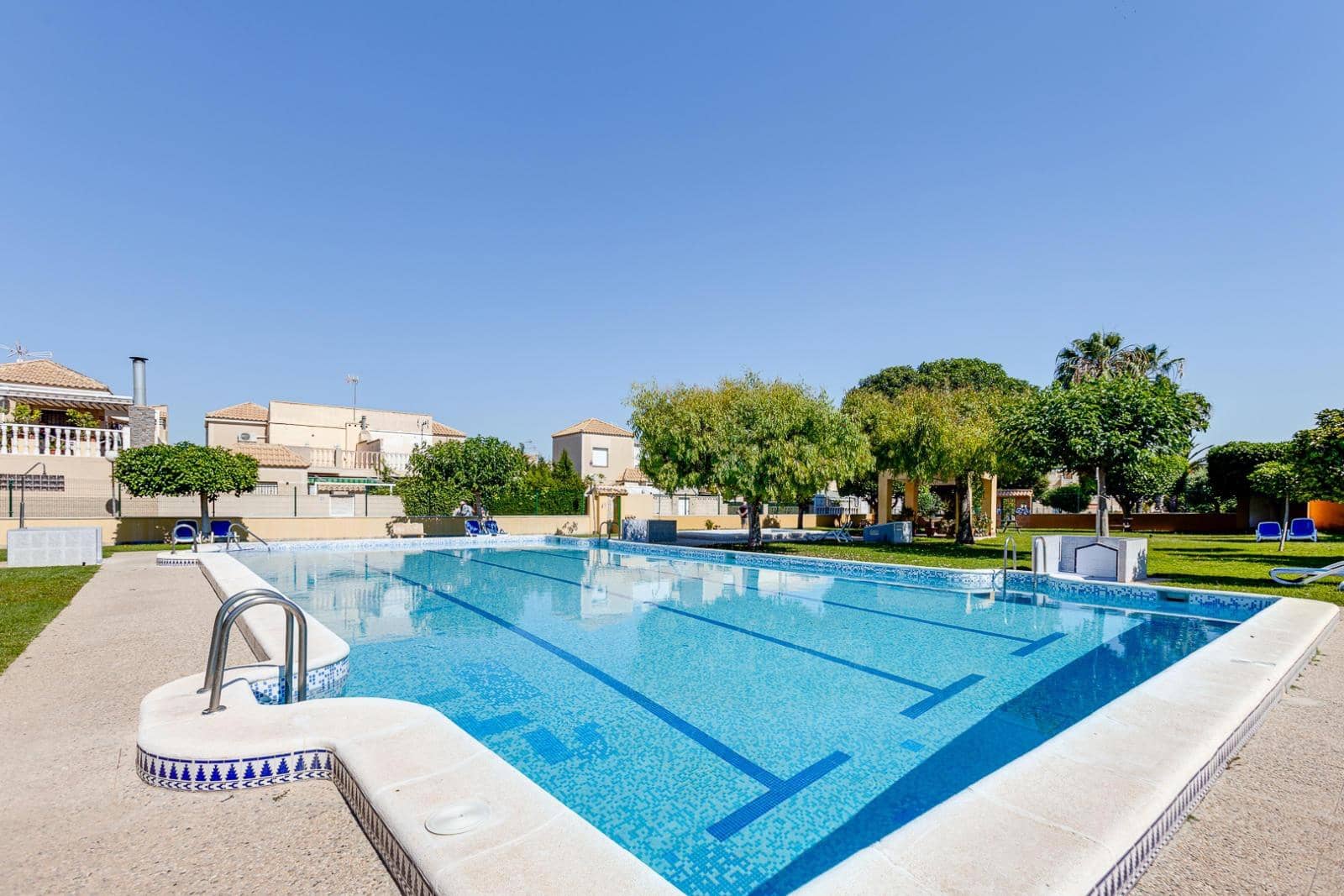 Adosado de 4 habitaciones en Torrevieja en venta con piscina - 159.000 € (Ref: 9379262)